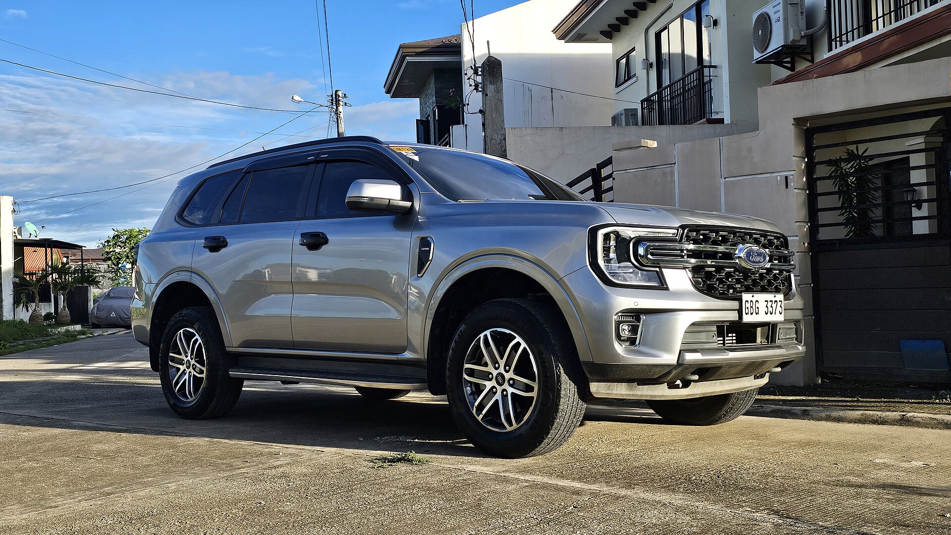 Silver Ford Everest (2023) front three-quarter view